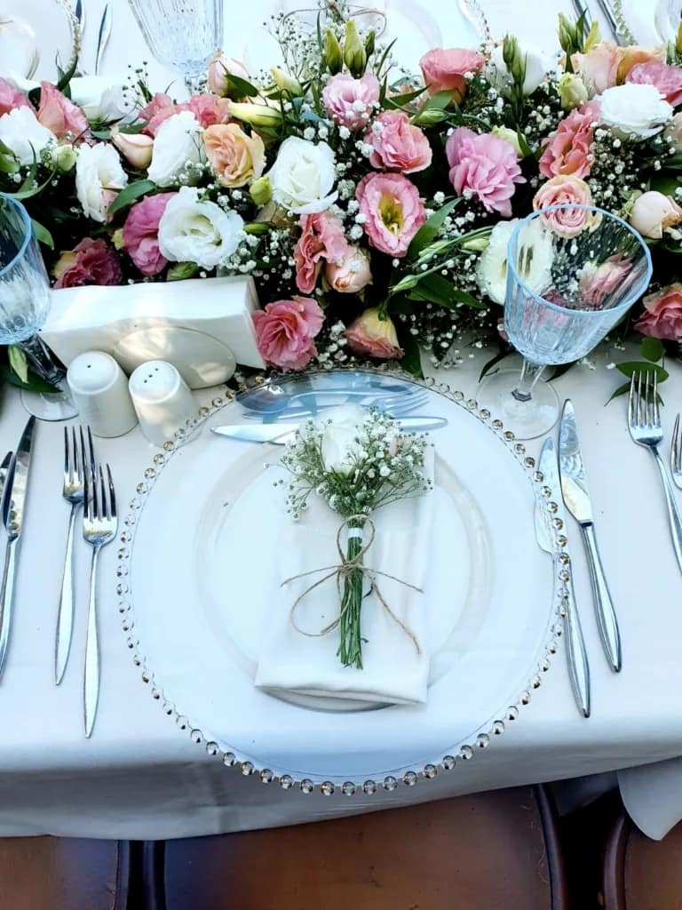 bodrum-wedding-yuvarlak-ortulu-masa-dikdortgen-masa-ortulu-masa-canli-cicek-aranjmanli-masa-inci-supla-gold-konsept-decor-beyaz-hazeran-sandalye-gold-cam-supla-ahsap-sandalye-dugun-dekor-susleme-canli-cicek-dekoru-cam-boncuklu-supla-cesme-nisan-organizasyonu-kusadasi-nisan-organizasyonu-bodrum-dugun-nisan-organizasyonu-dikili-dugun-organizasyon-firmalari-kusadasi-dugun-organizasyon-firmalari-dekor-susleme-rustik-konsept-aydinlatma-catering-firmasi-acik-bufe-hizmet