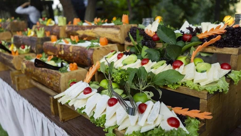acik-bufe-garden-parti-bbq-piknik-organizasyonu-nisan-davet-organizasyonu-izmir-bodrum-cesme-alacatı-urla-manisa-aydin-kusadasi-kurumsal-catering-hizmeti