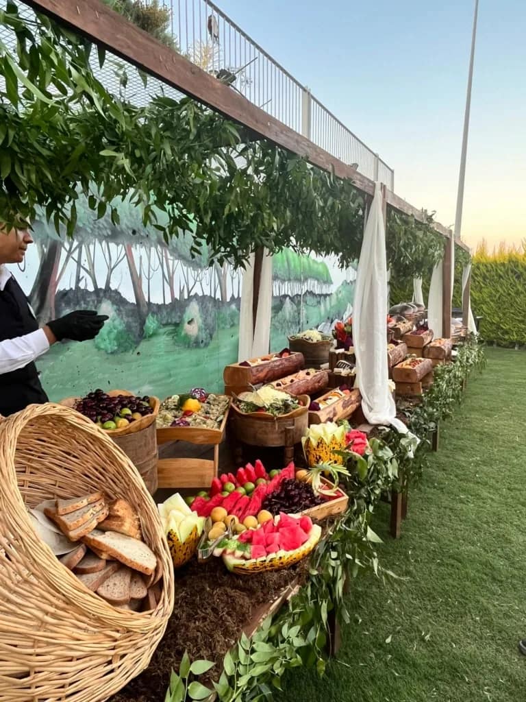 acik-bufe-nisan-organizasyonu-servis-hizmet-sunum-bbg-meyve-tatli-bufesi-izgara-menu-mezeler-ara-sicaklar-izmir-catering-firmasi-izmir-organizasyon-firmasi-dekor-susleme-catering-izmir-dugun-nisan-isteme-lansman-acilis-kutlama-organizasyonu-piknik-organizasyonu-garden-parti-bodrum-piknik-organizasyon-firmalari-kusadasi-catering-firmalari