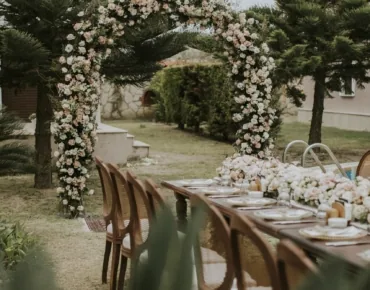 ahsap-ortusuz-masa-duzeni-hazeran-sandalye-canli-cicek-dekorlu-tag-kutlama-nisan-organizasyonu-catering-hizmeti-dekor-susleme-canli-cicek-runner-rustik-konsept-ceromanny-wedding-bodrum-kusadasi-dikili-alacati-cesme-izmir-organizasyon-firmasi-canli-cicek-aranjman-tag-konseptleri-