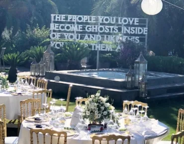 bodrum-wedding-yuvarlak-ortulu-masa-dikdortgen-masa-ortulu-masa-canli-cicek-aranjmanli-masa-inci-supla-gold-konsept-decor-beyaz-hazeran-sandalye-gold-cam-supla-ahsap-sandalye-dugun-dekor-susleme-canli-cicek-dekoru-cam-boncuklu-supla-cesme-nisan-organizasyonu-kusadasi-nisan-organizasyonu-bodrum-dugun-nisan-organizasyonu-dikili-dugun-organizasyon-firmalari-dekor-susleme-rustik-konsept-aydinlatma-catering-firmasi-acik-bufe-hizmet