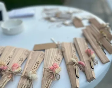 bodrum-wedding-yuvarlak-ortulu-masa-dikdortgen-masa-ortulu-masa-canli-cicek-aranjmanli-masa-inci-supla-gold-konsept-decor-beyaz-hazeran-sandalye-gold-cam-supla-ahsap-sandalye-dugun-dekor-susleme-canli-cicek-dekoru-cam-boncuklu-supla-cesme-nisan-organizasyonu-kusadasi-nisan-organizasyonu-bodrum-dugun-nisan-organizasyonu-dikili-dugun-organizasyon-firmalari-kusadasi-dugun-organizasyon-firmalari-dekor-susleme-rustik-konsept-aydinlatma-catering-firmasi-acik-bufe-hizmet