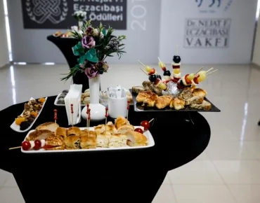 izmir-catering-firmasi-organizasyon-sirketi-koktel-acilis-lansman-organizasyonu-catering-servis-hizmet-organizasyon-dekor-acilis-bbq-kokteyl-menu-kanepe-ara-sicaklar-atistirmalik-acik-bufe-izmir-kusadasi-bodrum-cesme-urla-dikili-catering-firmasi 