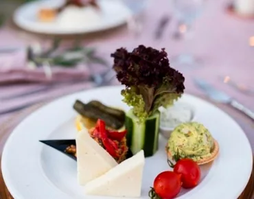 set-menu-yuvarlak-masa-dikdörtgen-ortulu-masa-ahsap-masa-dugun-nisan-isteme-catering-hizmeti-baslangic-tabagi-mezeler-masa-duzeni-tabak-dekoru-servis-hizmet 