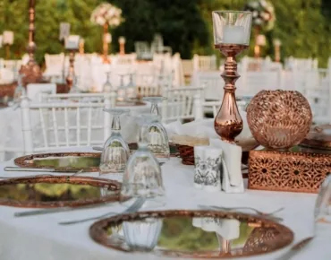 yuvarlak-ortulu-masa-dikdortgen-masa- ortulu -masa-canli-cicek-aranjmanlı-masa-inci-supla-gold-konsept-decor-beyaz-hazeran-sandalye-gold-cam-supla-ahsap-sandalye-dugun-dekor-susleme-canli-cicek-dekoru-cam-boncuklu-supla-cesme-nisan-organizasyonu-kusadasi-nisan-organizasyonu-bodrum-dugun-nisan-organizasyonu-dekor-susleme-rustik-konsept-aydinlatma-catering-firmasi-acık-bufe-hizmet