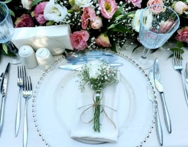 bodrum-wedding-yuvarlak-ortulu-masa-dikdortgen-masa-ortulu-masa-canli-cicek-aranjmanli-masa-inci-supla-gold-konsept-decor-beyaz-hazeran-sandalye-gold-cam-supla-ahsap-sandalye-dugun-dekor-susleme-canli-cicek-dekoru-cam-boncuklu-supla-cesme-nisan-organizasyonu-kusadasi-nisan-organizasyonu-bodrum-dugun-nisan-organizasyonu-dikili-dugun-organizasyon-firmalari-kusadasi-dugun-organizasyon-firmalari-dekor-susleme-rustik-konsept-aydinlatma-catering-firmasi-acik-bufe-hizmet