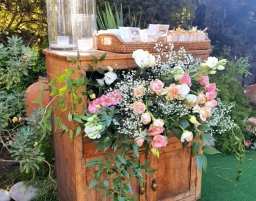 bodrum-wedding-yuvarlak-ortulu-masa-dikdortgen-masa-ortulu-masa-canli-cicek-aranjmanli-masa-inci-supla-gold-konsept-decor-beyaz-hazeran-sandalye-gold-cam-supla-ahsap-sandalye-dugun-dekor-susleme-canli-cicek-dekoru-cam-boncuklu-supla-cesme-nisan-organizasyonu-kusadasi-nisan-organizasyonu-bodrum-dugun-nisan-organizasyonu-dikili-dugun-organizasyon-firmalari-kusadasi-dugun-organizasyon-firmalari-dekor-susleme-rustik-konsept-aydinlatma-catering-firmasi-acik-bufe-hizmet