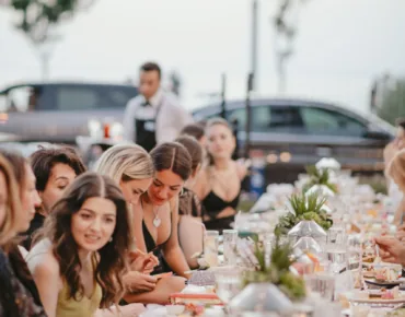 bodrum-wedding-yuvarlak-ortulu-masa-dikdortgen-masa-ortulu-masa-canli-cicek-aranjmanli-masa-inci-supla-gold-konsept-decor-beyaz-hazeran-sandalye-gold-cam-supla-ahsap-sandalye-dugun-dekor-susleme-canli-cicek-dekoru-cam-boncuklu-supla-cesme-nisan-organizasyonu-kusadasi-nisan-organizasyonu-bodrum-dugun-nisan-organizasyonu-dikili-dugun-organizasyon-firmalari-kusadasi-dugun-organizasyon-firmalari-dekor-susleme-rustik-konsept-aydinlatma-catering-firmasi-acik-bufe-hizmet