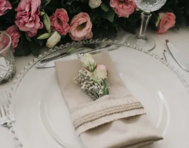 bodrum-wedding-yuvarlak-ortulu-masa-dikdortgen-masa-ortulu-masa-canli-cicek-aranjmanli-masa-inci-supla-gold-konsept-decor-beyaz-hazeran-sandalye-gold-cam-supla-ahsap-sandalye-dugun-dekor-susleme-canli-cicek-dekoru-cam-boncuklu-supla-cesme-nisan-organizasyonu-kusadasi-nisan-organizasyonu-bodrum-dugun-nisan-organizasyonu-dikili-dugun-organizasyon-firmalari-kusadasi-dugun-organizasyon-firmalari-dekor-susleme-rustik-konsept-aydinlatma-catering-firmasi-acik-bufe-hizmet