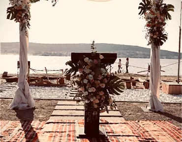 dekor-susleme-canli-cicek-dekorlu-tag-melek-kanadi-tag-tullu-tag-neon-yazilar-izmir-organizasyon-firmasi-izmir-catering-firmasi-bodrum-organizasyon-bodrum-dugu-organizasyon-firmasi-kusadasi-organizasyon-firmasi-dikili-organizasyon-firmasi-cesme-organizasyon-firmasi-alacati-organizasyon-firmasi-wedding-nikah-nisan-organizasyonu-rustik-konsept-wedding-susleme-bahcede-nisan-dugun-isteme-nikah-organizasyonu