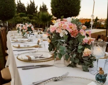 bodrum-wedding-yuvarlak-ortulu-masa-dikdortgen-masa-ortulu-masa-canli-cicek-aranjmanli-masa-inci-supla-gold-konsept-decor-beyaz-hazeran-sandalye-gold-cam-supla-ahsap-sandalye-dugun-dekor-susleme-canli-cicek-dekoru-cam-boncuklu-supla-cesme-nisan-organizasyonu-kusadasi-nisan-organizasyonu-bodrum-dugun-nisan-organizasyonu-dikili-dugun-organizasyon-firmalari-kusadasi-dugun-organizasyon-firmalari-dekor-susleme-rustik-konsept-aydinlatma-catering-firmasi-acik-bufe-hizmet
